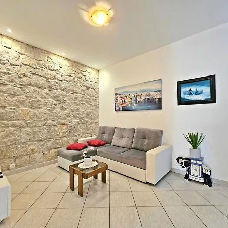 Moni Apartment Split