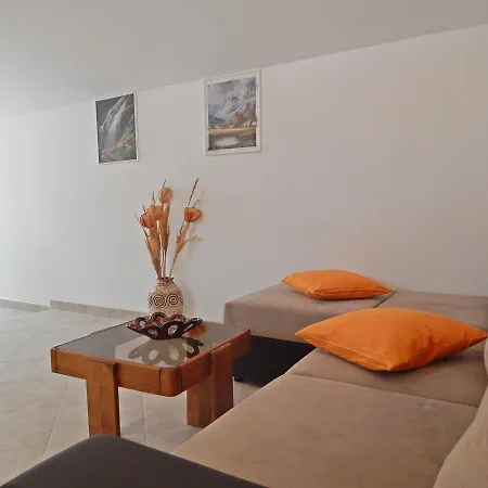 Moni Apartment Split