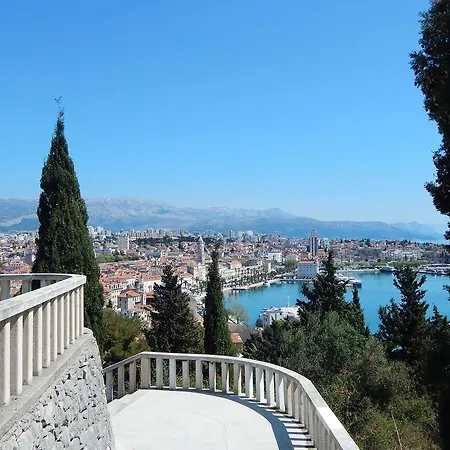 Апартаменти Moni *