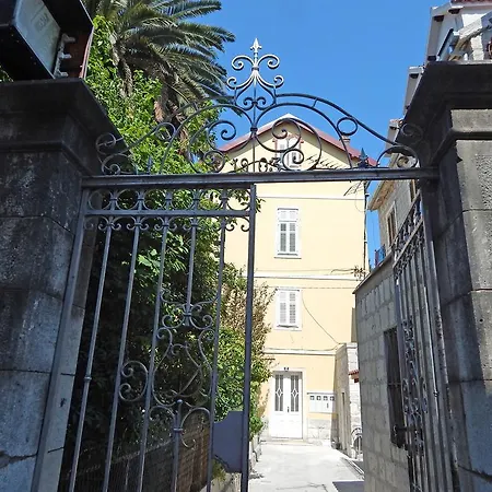 Апартаменти Moni *